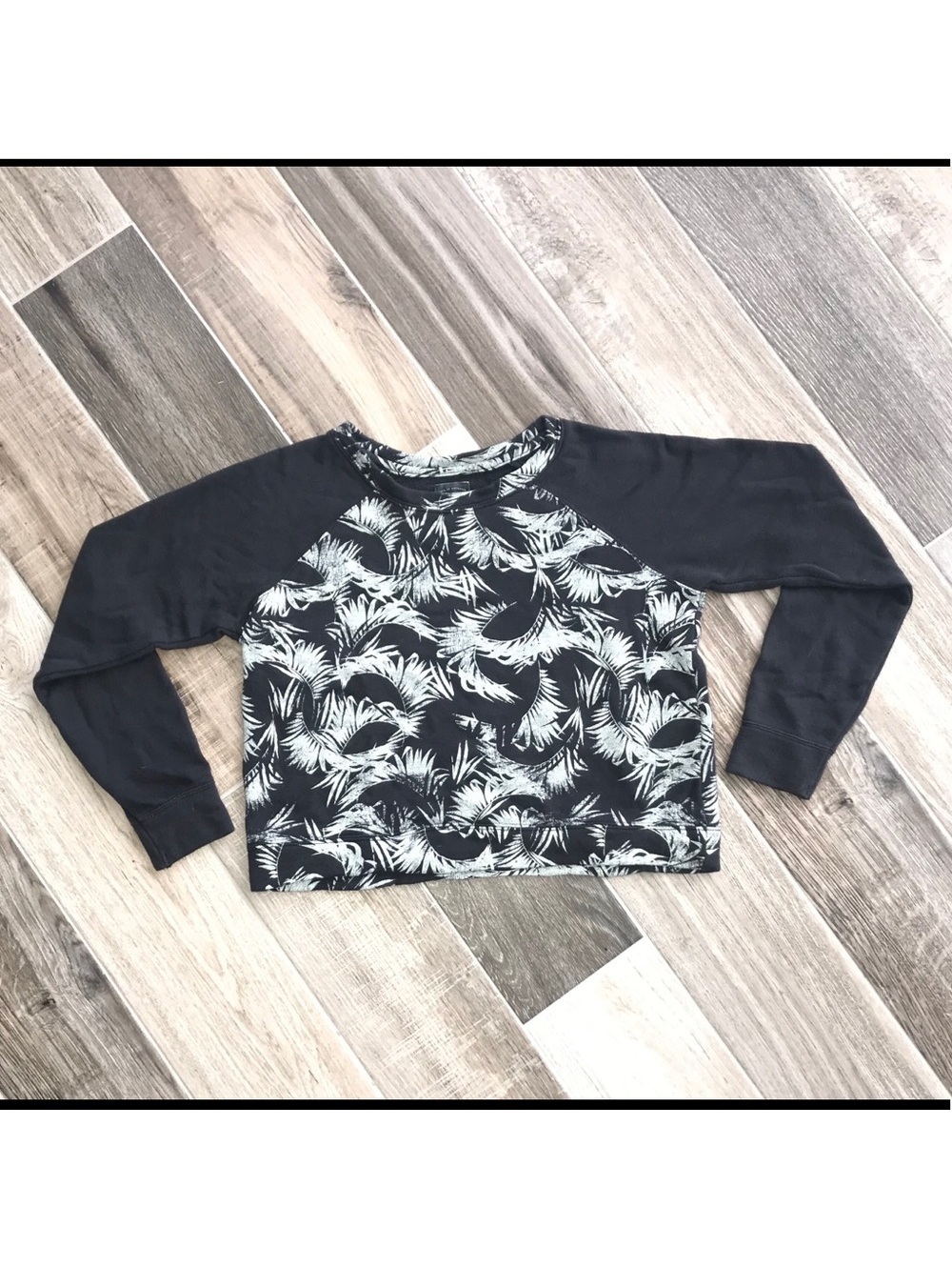 Billabong Women's Small Gray and White Palm Frond Cropped Baseball Sweatshirt S